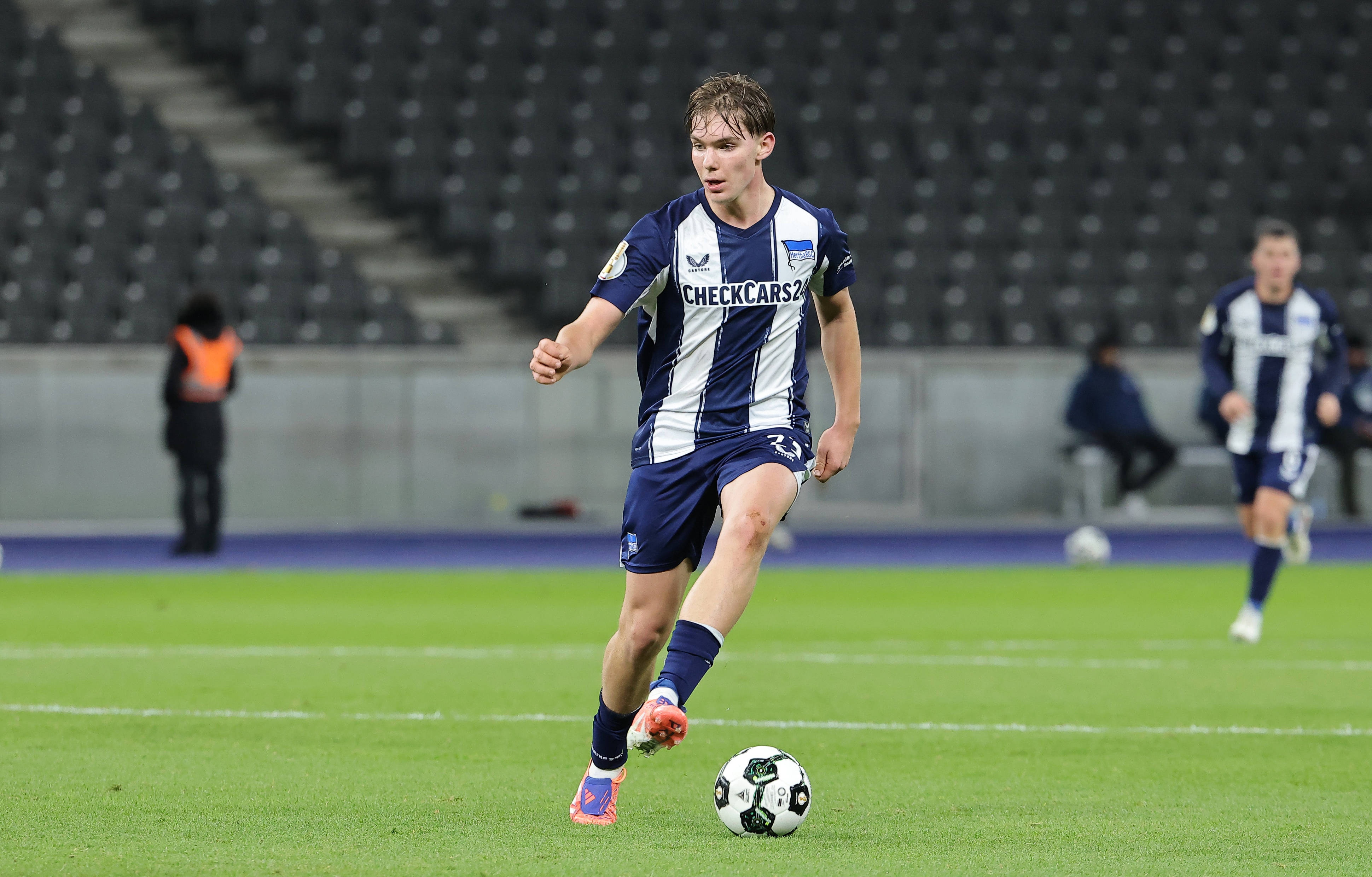 苹果下载-德天空：拜仁认真考虑今夏签下柏林赫塔16岁中场艾希霍恩