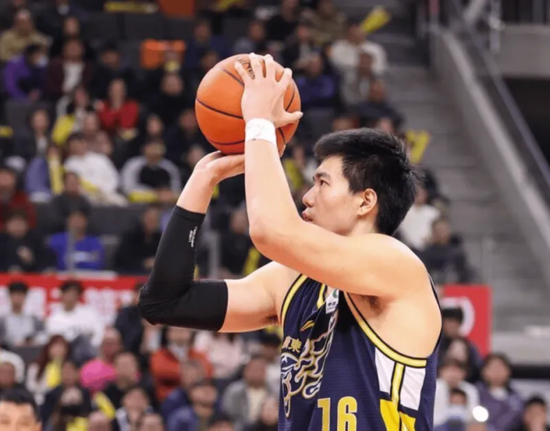 苹果下载-焦泊乔全场8中6得到14分10篮板1助攻，其中7个前场板